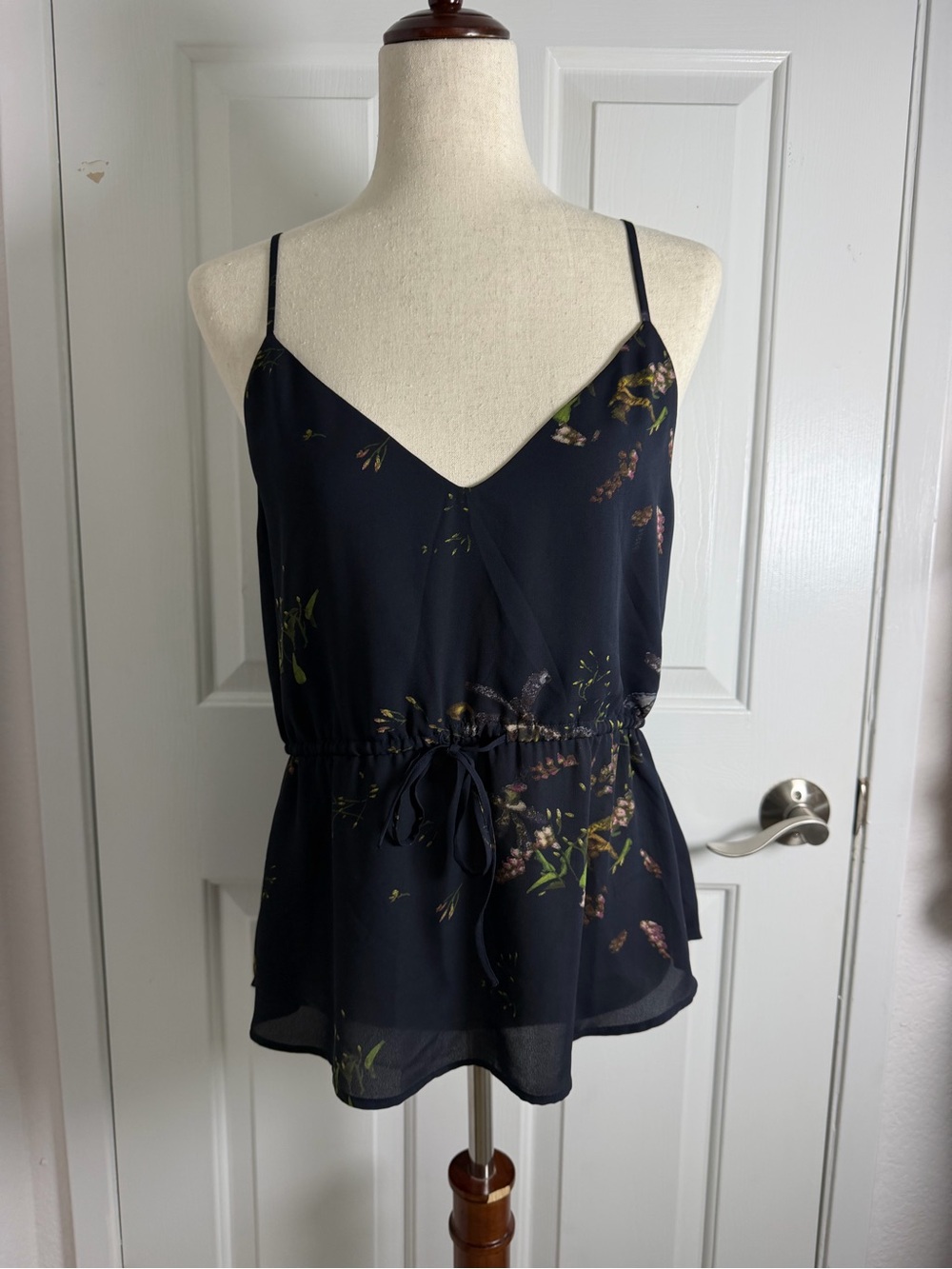 Aritzia Babaton Womens Navy Blue Floral Cami Tank Blouse
Size Large